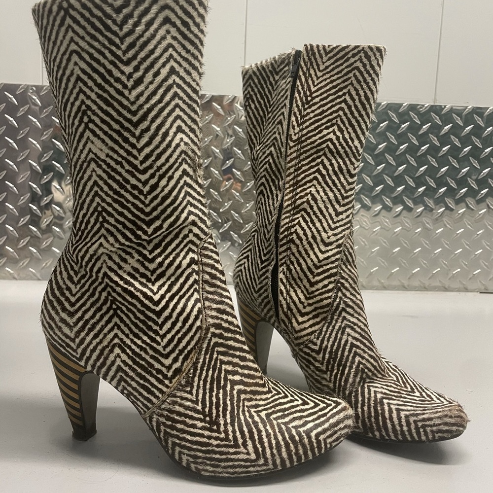 Cowboy but femme fur boots. Super comfortable. Made in Brasil